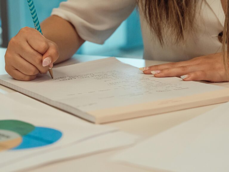 Fachsprache im Fokus: Alles rund um die B2-Berufsprüfung Fachsprache im Fokus: Alles rund um die B2-Berufsprüfung