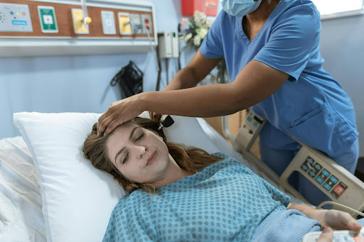 Karriere im Gesundheitswesen: Mit einer Ausbildung als Pflegehelfer durchstarten Karriere im Gesundheitswesen