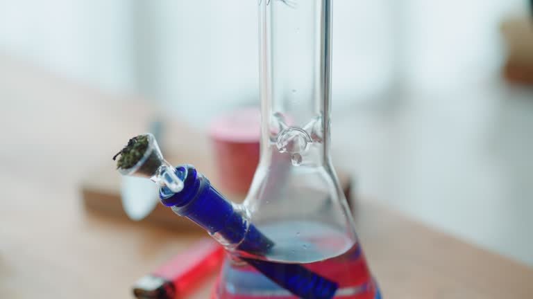 Bong-Arten im Überblick: Glas, Acryl, Keramik und was sie im Alltag unterscheidet Bong-Arten im Überblick: Glas, Acryl, Keramik und was sie im Alltag unterscheidet