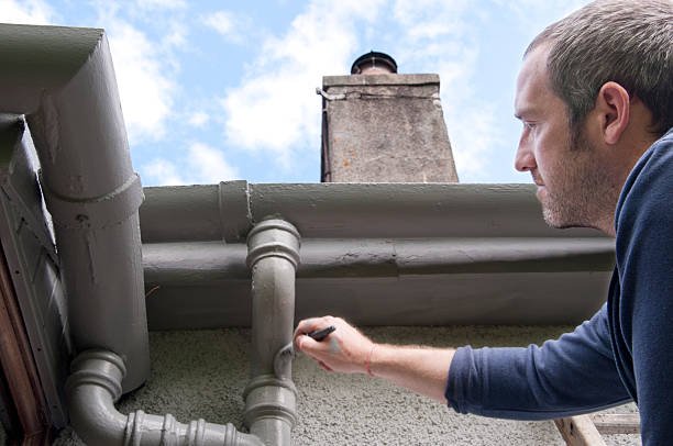 Dachrinne richtig dimensionieren: So berechnen Sie Rinnengröße und Anzahl der Fallrohre Dachrinne richtig dimensionieren: So berechnen Sie Rinnengröße und Anzahl der Fallrohre