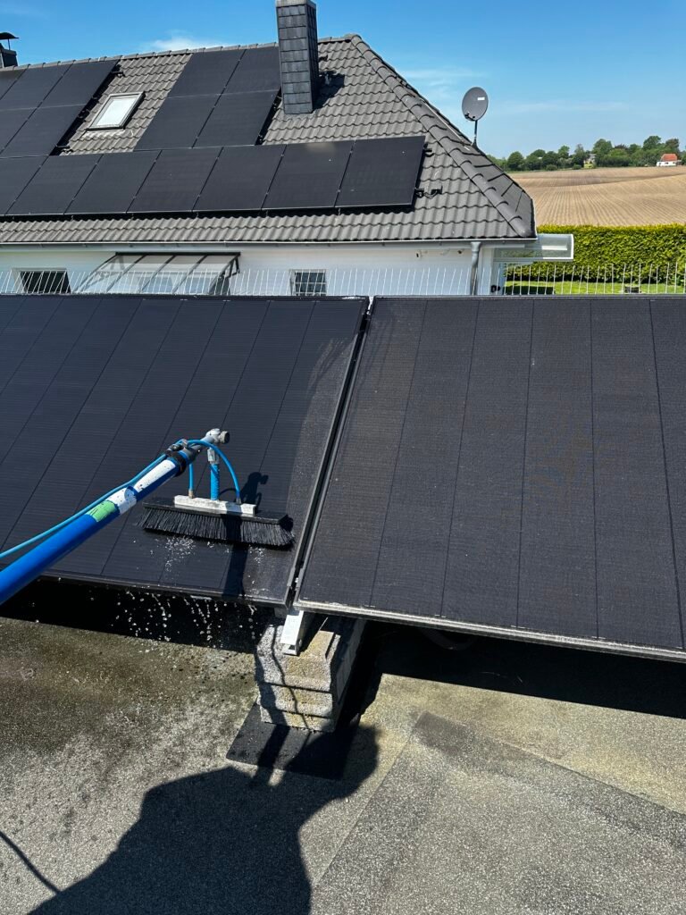 PV-Reinigung: Warum die richtige Pflege von Solarmodulen wichtig ist PV-Reinigung: Warum die richtige Pflege von Solarmodulen wichtig ist